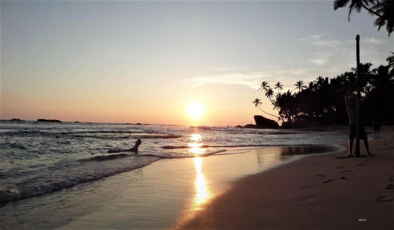 Avin Beach Villa Unawatuna Exterior foto
